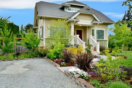 Private Seattle room. Near airport and downtown.