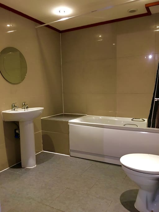 Main family bathroom