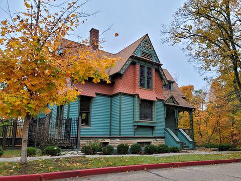 2 bed suite - Historic Loop next to Crescent Hotel