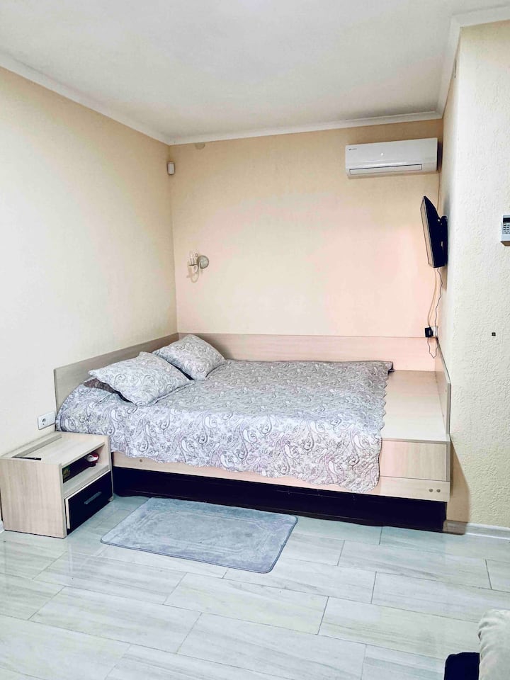 Соба 2:  панорамско стакло, прекрасен поглед на Лиман, двоен кревет 1800*2000 и кауч на склопување за двајца. Има ноќни масички.
Телевизор, клима уред, место за облека. 