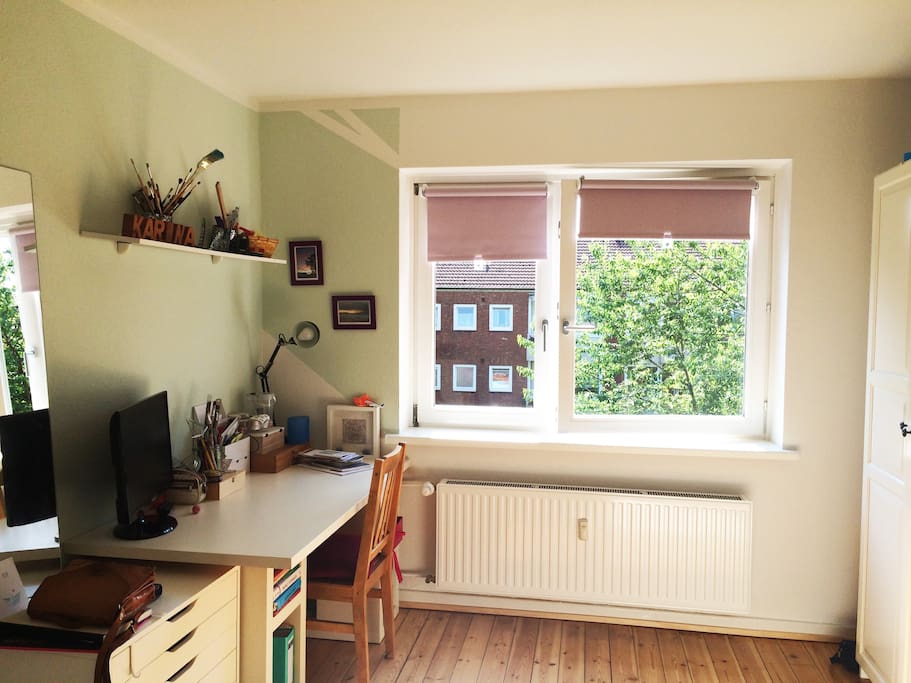 Schreibtisch mit TV/ Monitor/ Apple TV