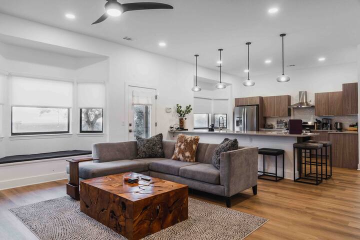 The VIEW•Pool•Spa•Goats•Chickens Sleeps 20|13 beds gallery image 3