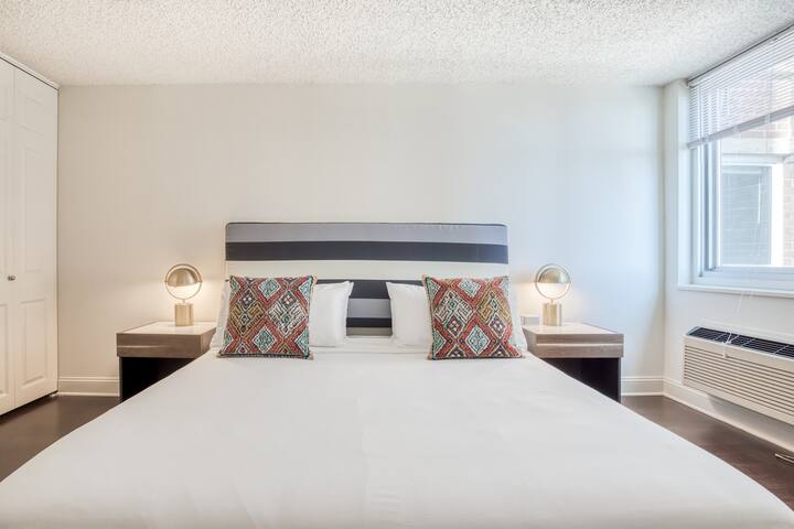 Rittenhouse Square 1BR with Club Access, by Mint House