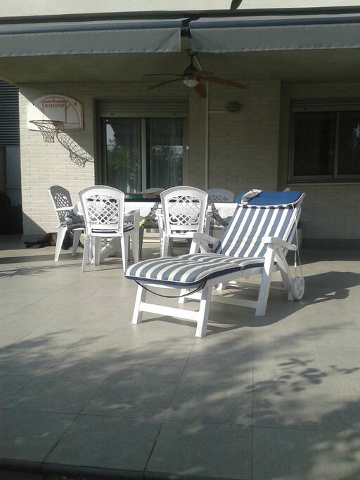 Terraza grande en el apartamento junto a un pequeño jardín