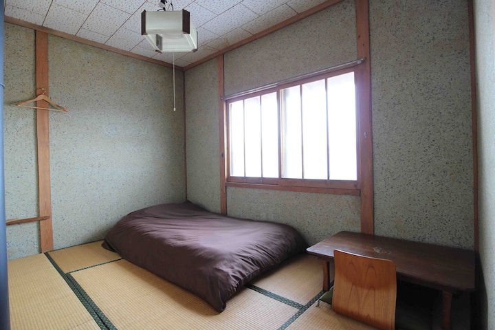 Habitación tradicional de tatami con alpes vies. Estilo futón con colchón grueso