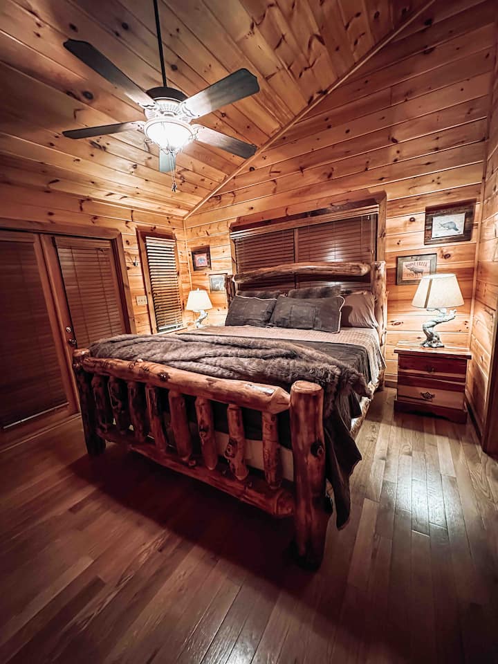 Toccoa Suite: Large master on the top floor with queen bed has a private balcony, large tv, and a connected full bathroom and Jacuzzi tub.  