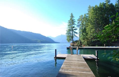 Spacious 4 bedroom Waterfront Home on Lake Cushman