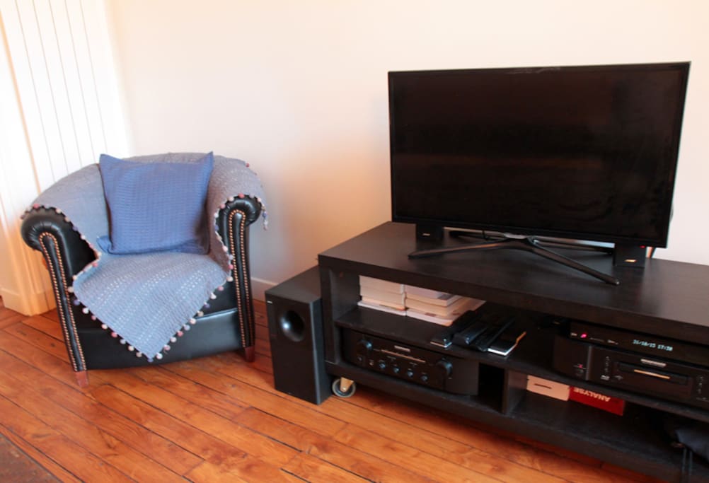 Un fauteuil club et TV, connexion internet