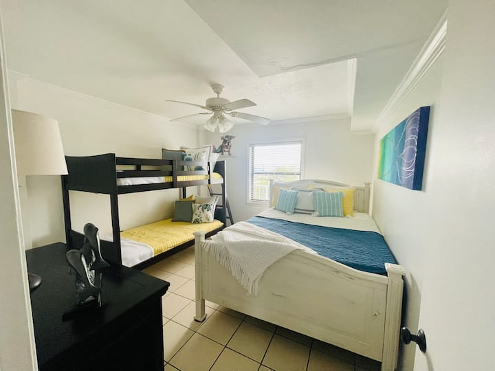 Მეორე საძინებელი; 1 ორადგილიანი საწოლი, 1 ორსართულიანი საწოლი 2 ორადგილიანი საწოლით