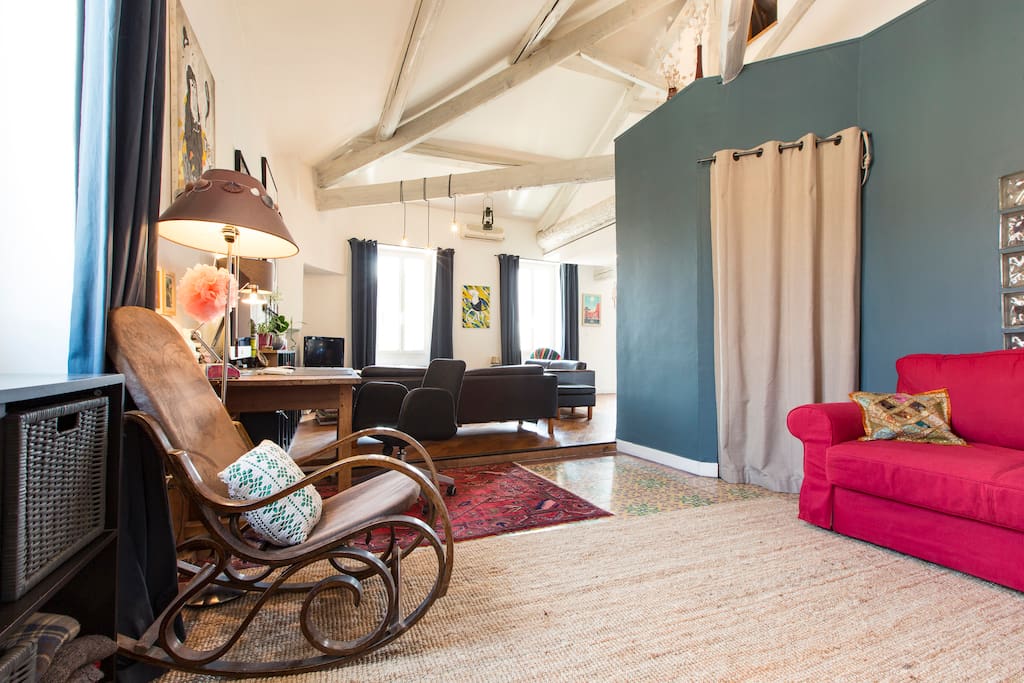 loft, grand espace, poutres apparentes, coin bureau, canapé lit