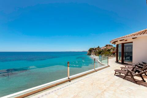 Villa first line seafront with access to the sea!