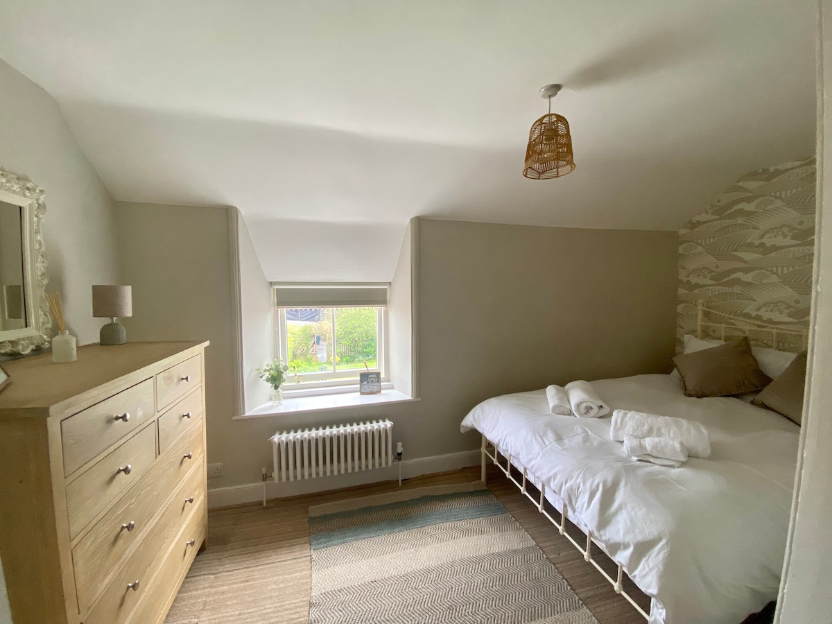 ห้องนอนที่ 3
มองเห็นสวนด้านหลังห้องนอนที่มีเสน่ห์นี้มีที่เก็บของมากมายและเตียงเหล็กที่น่ารัก ที่นอนทั้งหมดของเราเป็นมาตรฐานของโรงแรมและเครื่องนอนเป็นผ้าฝ้ายอียิปต์