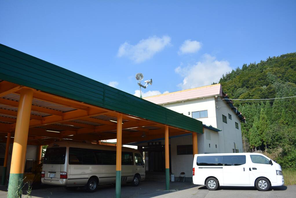 屋根つきの駐車場もあります