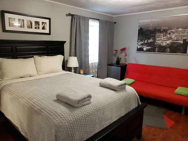 The Allure- 10 Miles to DC/Modern Private Onsuite