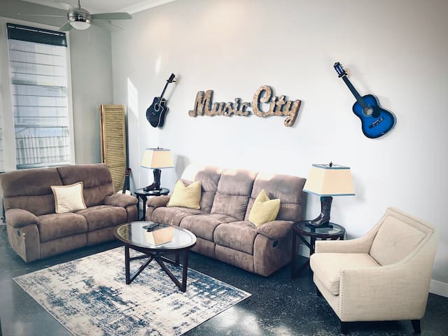 ⭐️🎻⭐️MUSIC CITY CENTRAL•ARCADE•AIR HOCKEY•FOOSBALL⭐️⭐️ gallery image 3