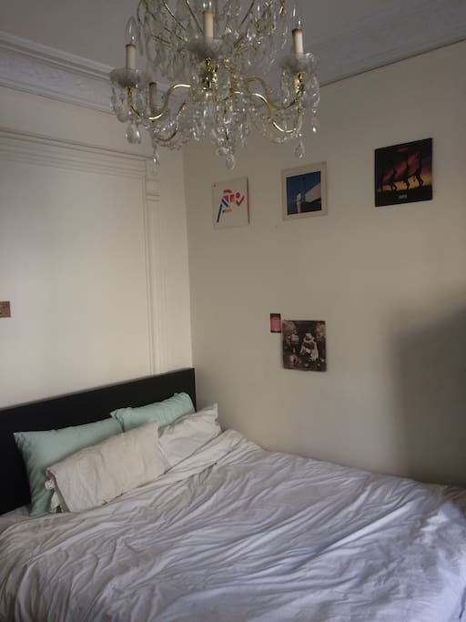 King size bed, 4 pillows