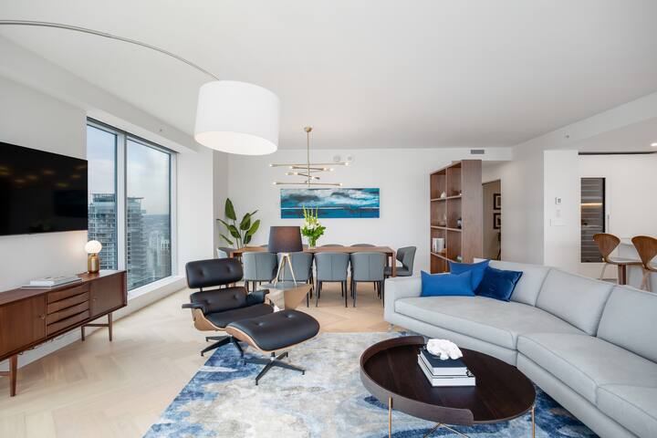 Breathtaking Views 3 bdrm, pool, hot tub, gym gallery image 2