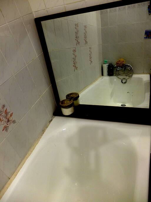 salle de bain avec baignoire