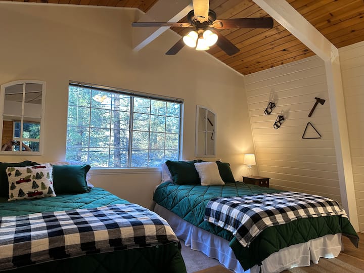 Grand loft avec (2) lits queen size, commode à cerises antique pour les clients qui choisissent de défaire leurs bagages