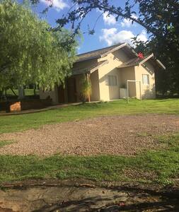 Casa montada em chácara com muito verde.