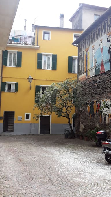 Piazzetta dove si trova la casa.