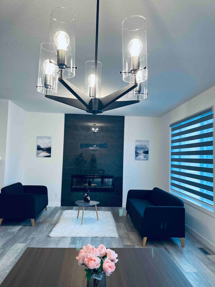 Brand New Luxurious Nw Home Near Calgary Airport - Calgary