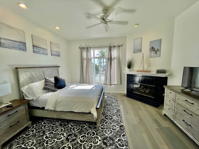 Beautiful La Jolla Village Home, Sleeps 9