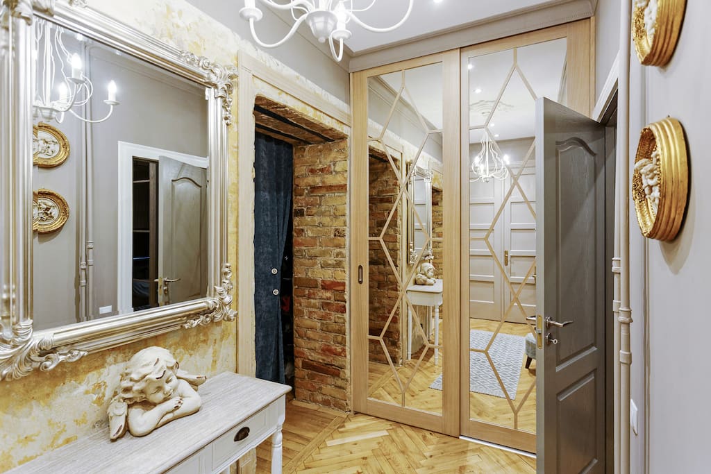 Entrance hall.
Wardrobe, wardrobe room, to the right of the mirror.
Прихожая.
Шкаф,гардеробная, справа от зеркала.