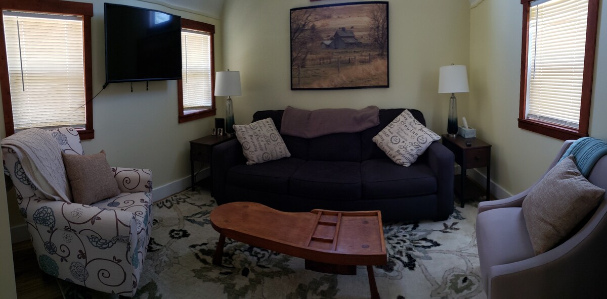 סלון מרווח ויפה עם ספה נפתחת לשניים. שפע של חלונות משני הצדדים כדי ליהנות מהנופים עוצרי הנשימה. וטלוויזיה עם Wi-Fi.