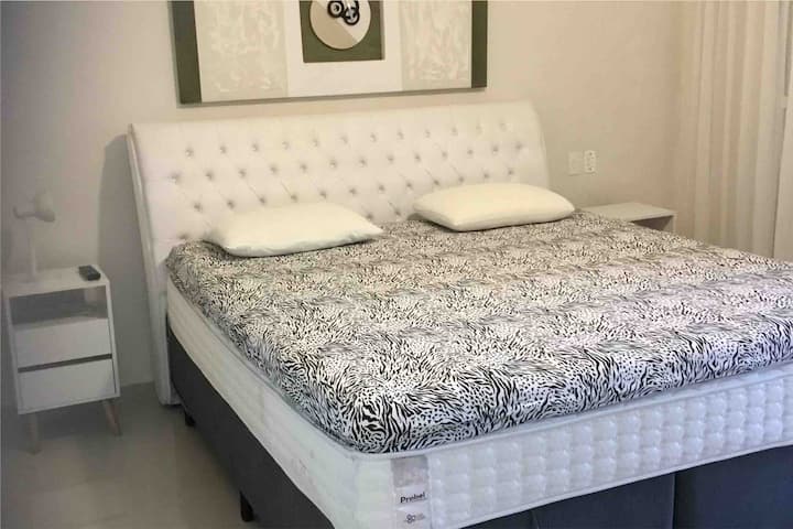 Chumba kikubwa chenye roshani - 29 m2
 Kitanda 1 cha kifalme na kitanda 1 cha mtu mmoja (hakuna michezo ya kitanda).
Gawanya Kiyoyozi, feni ya dari, skrini ya dirisha, Televisheni mahiri ya 55'na Netflix, n.k.,,.
Sakafu ya juu.