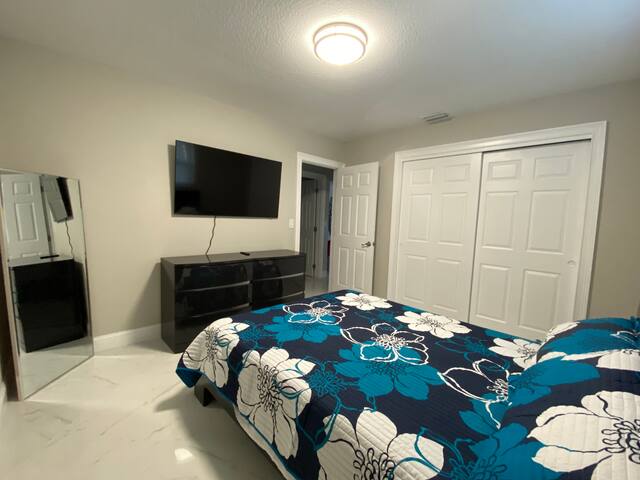 Amazing 3Bd Home Private Heated-Pool. Fence Yard gallery image 5