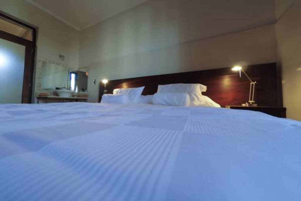 Habitaciones amplias con confortables camas. Colchon SERTA con sábanas 100% algodón.
