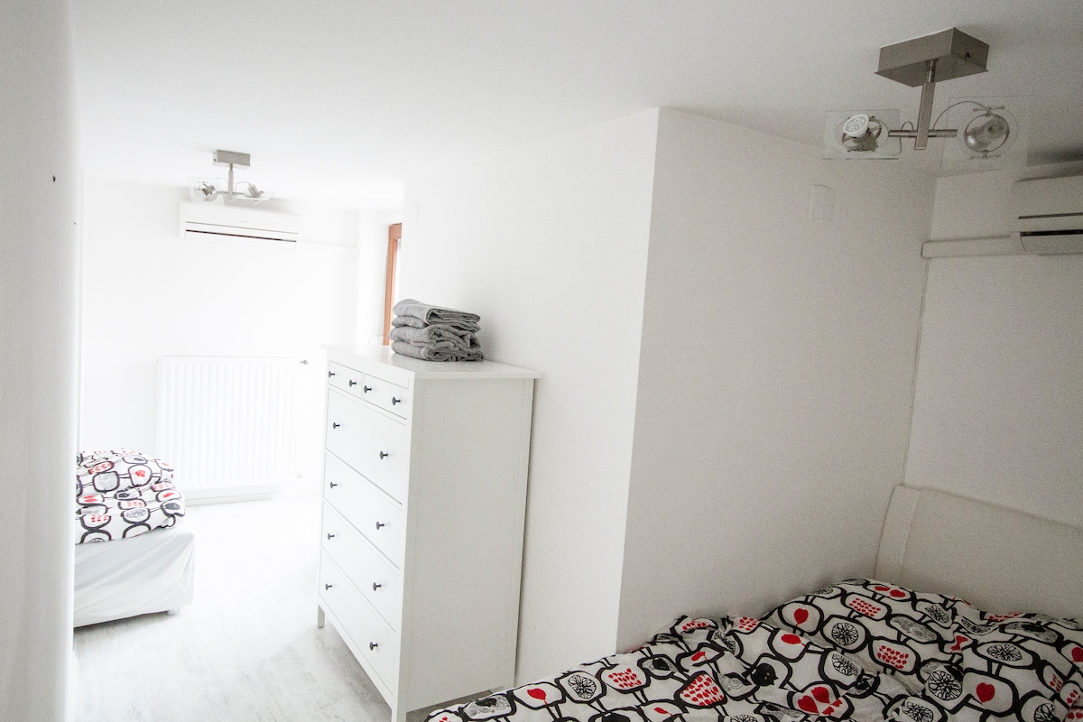 3号卧室在楼上，有2张床，卫生间可以进入，不会打扰到您的朋友，还有一扇通往屋顶的阳台门。