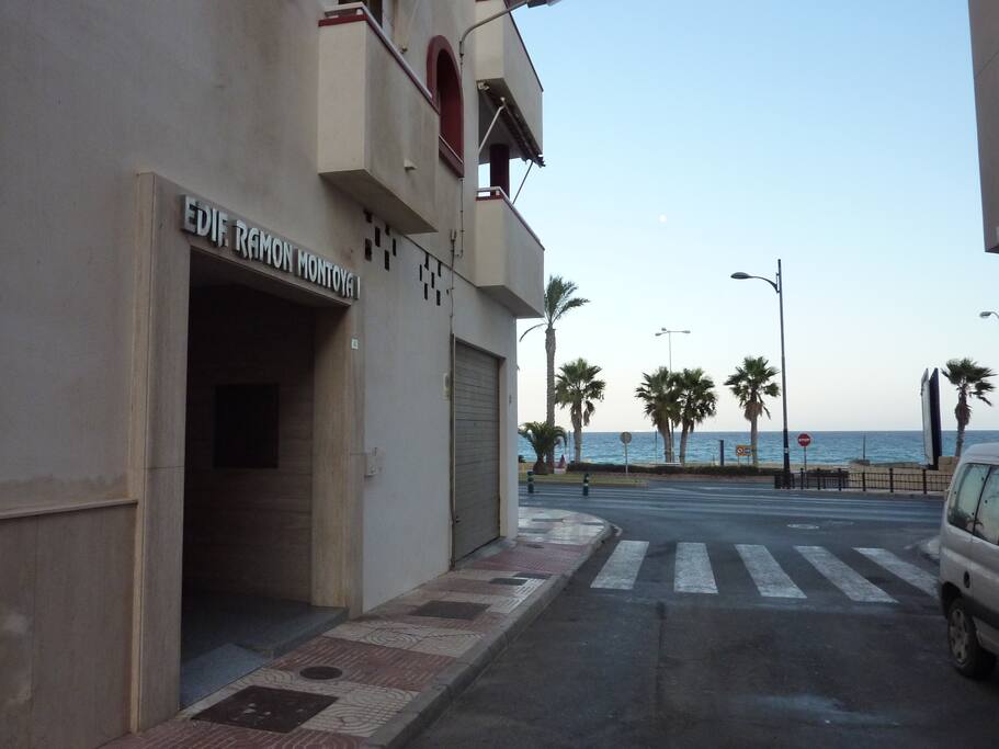Portal de la vivienda y paseo maritimo a 30m. de la playa.