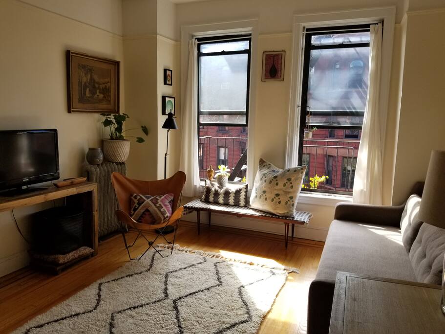 Living room w/ TV, Roku & Sonos