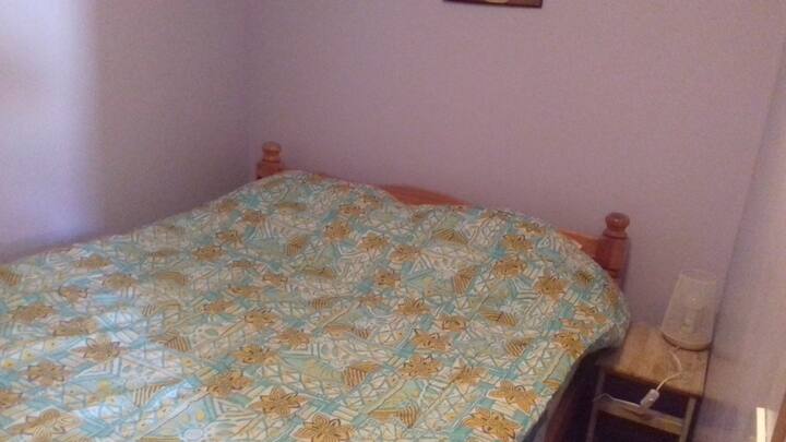 ห้องนอน #1: เตียงคู่พร้อมเครื่องนอนที่ดี 