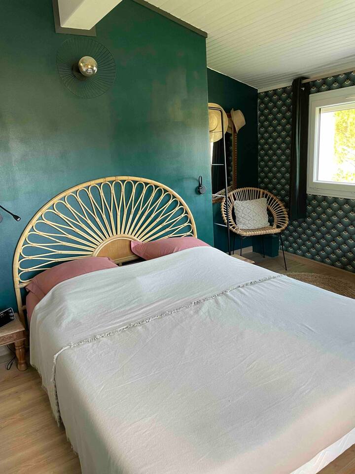 غرفة النوم 4 في الطابق العلوي مع نافذة على حمام السباحة وفرك الأراضي على مسافة قريبة، السرير 180 .