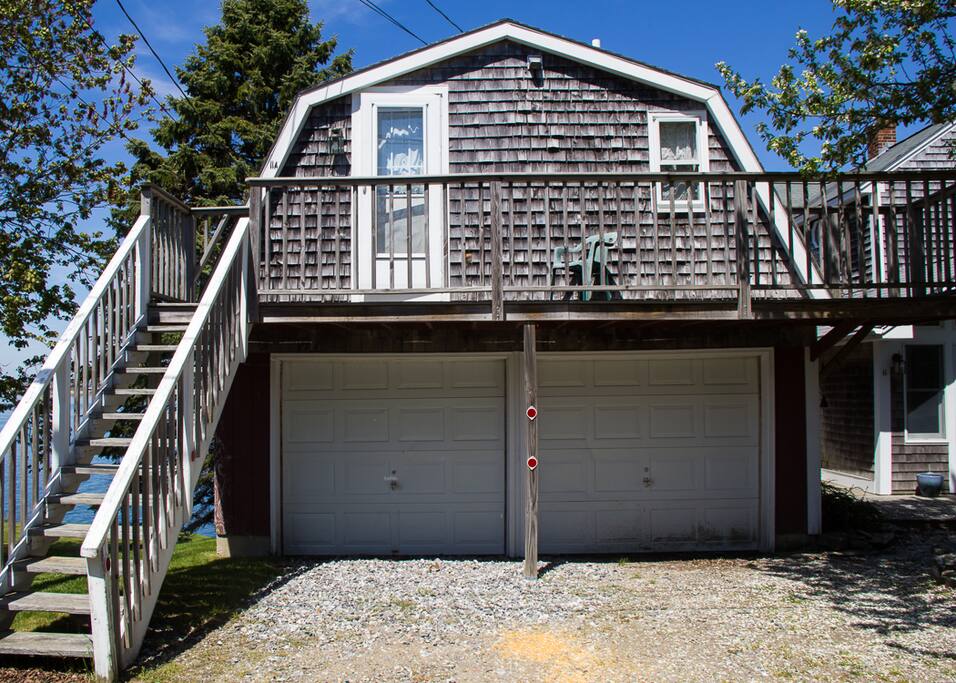 This studio apartment is perfect for the traveling couple looking to relax by the water. Close to area restaurants, stores, beaches and hiking trails.