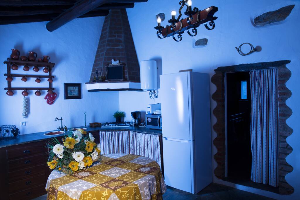 Cozinha, entrada para quarto.