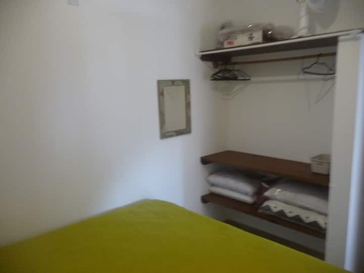 衣柜双人卧室。
枕头、被子、衣架、风扇……