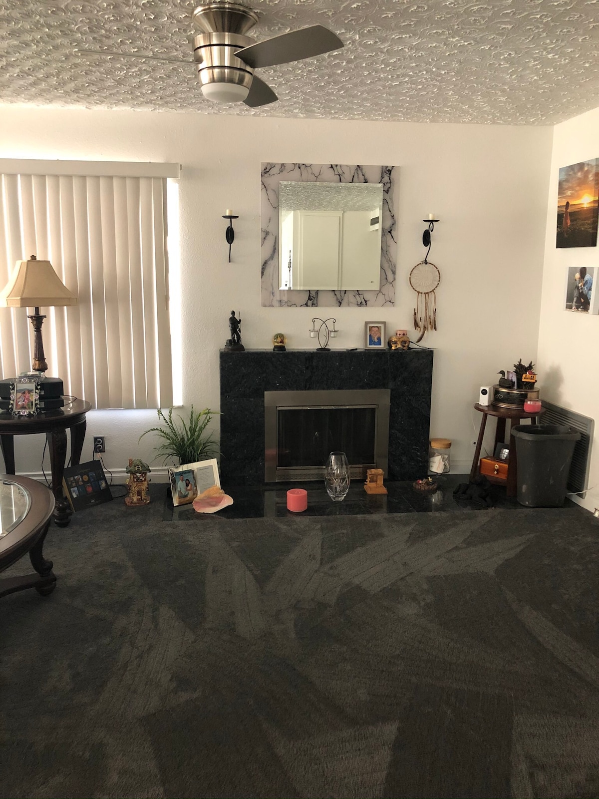 جزء من غرفة معيشتي مع المدفأة الجميلة جدًا!