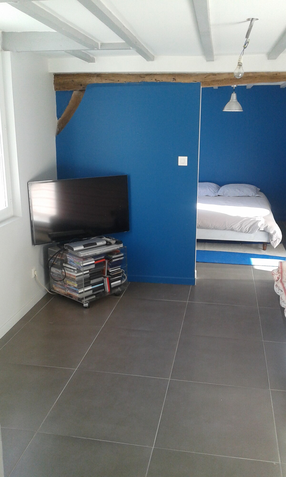 Cita de escritorio sala de televisión+sofá cama supletoria sin gran comodidad