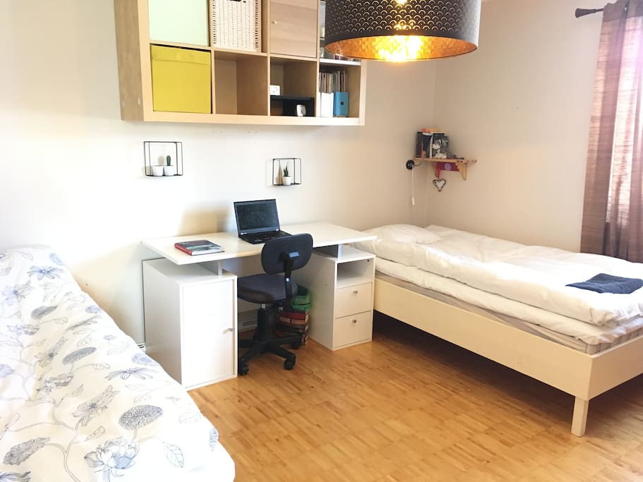 Sovrum 1 med två enkelsängar