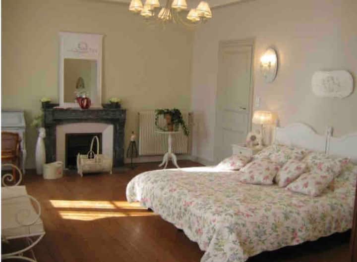 غرفة "حديقة المسرات" لزوجين مع سرير إضافي في كوة وشرفة ساحرة.