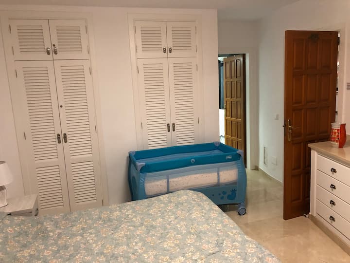 Armario grande y cuna para bebés