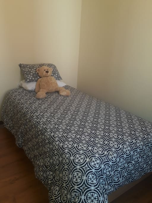Dormitorio con cama de 1 1/2 plaza y closet