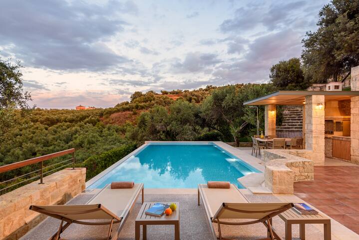 Romantic villa with 4 bedrooms & private pool. gallery image 2