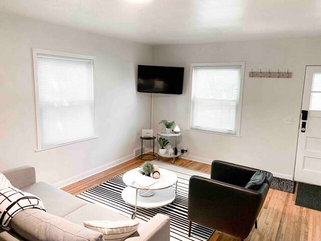 Charming, Private & Modern 3 Bed w/ WIFI & Netflix