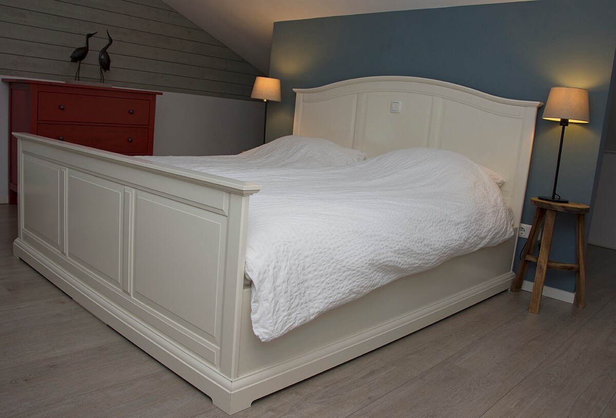 Op de eerste verdieping (vide) slaapt u in een royaal (180cm breed) tweepersoonsbed