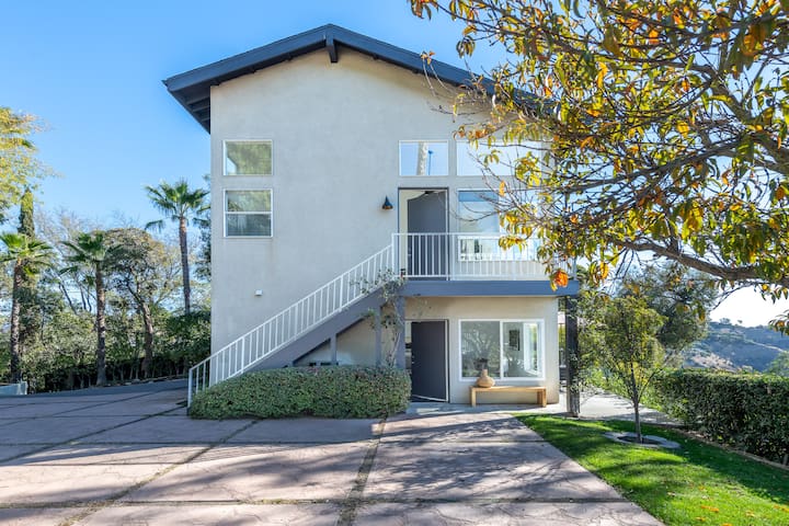 Private Hollywood Hills Retreat with Views